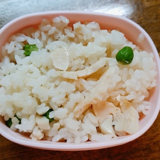 サラダチキンとグリーンピースのコンソメご飯